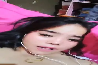 Gaya Unik Live Pamer Memek Pake Earphone